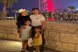 شیطنت زشت دختران شاهرخ استخری در آپارتمان لاکچری بالای شهر | تیپ جدید دختران شاهرخ استخری همه را انشگت به دهان گذاشت + عکس