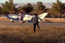 حادثه وحشتناک برای یک هواپیما در فرودگاه | خدا بهشون رحم کرد + عکس