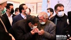 بوسه ضرغامی بر دست مرمتگر گنبد سلطانیه +عکس