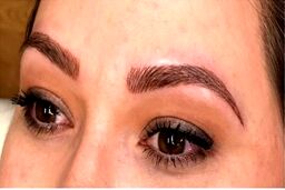 کاشت ابرو برای چه کسانی مناسب است؟ چه عوارضی دارد؟