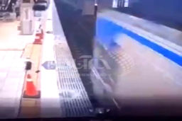 صحنه شوکه کننده سقوط یک زن به روی ریل مترو | تصاویر وحشتناک از عبور مترو از روی زن جوان +فیلم