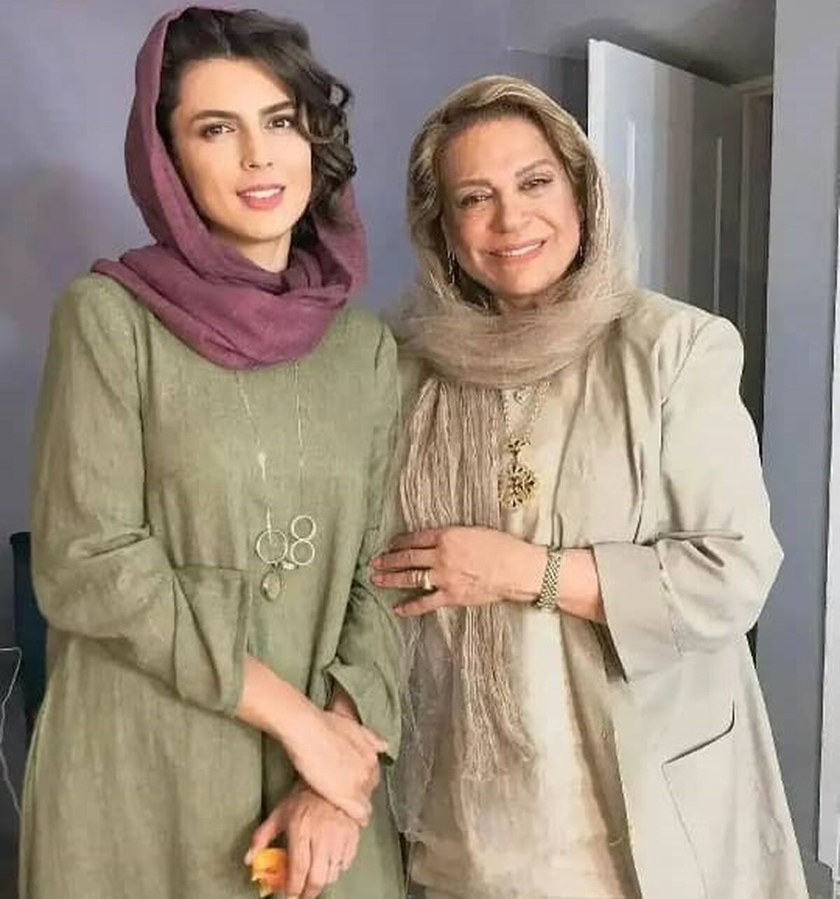 تیپ زننده گوهر خیراندیش هنگام ورود به تهران | عکس جالب گوهر خیراندیش با این سن و سال +عکس 