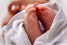 مرگ دردناک دختر ۱۹ ماهه هرمزگانی در یک سطل آب | ماجرای مرگ تلخ النا کوچولو