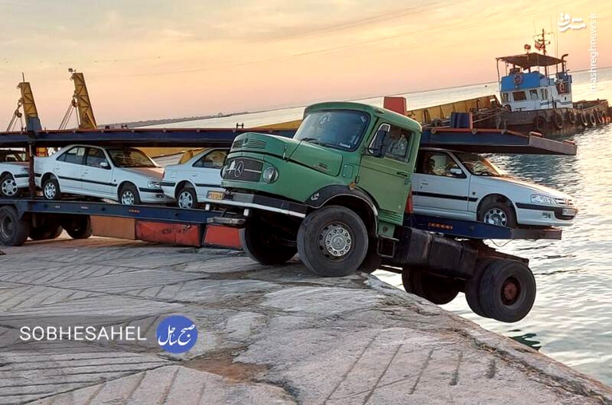 عکس/ تریلی حامل بار خودرو معلق شد!