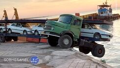 عکس/ تریلی حامل بار خودرو معلق شد!