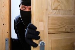 خالکوبی عجیب روی دست سارقان آنها را لو داد | نقشه ۳ بچه‌محل برای سرقت از خانه پیرمرد | وصیت‌نامه‌ نقشه گنج از آب در امد