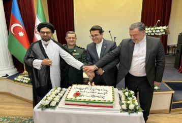 برش متفاوت کیک ۴۴ امین سالگرد انقلاب در سفارت باکو +عکس