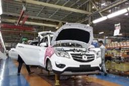 تیکه سنگین پلیس به خودرو سازان/خودروهای داخلی را بریزید دور! +فیلم